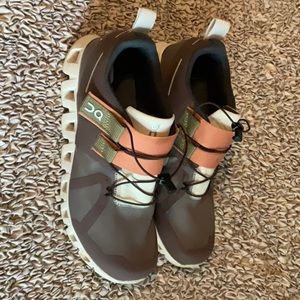 Size 8.5 OnCloud brown slip on shoes excellent shape.  Worn 3 times